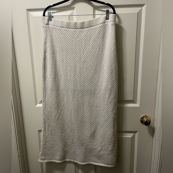 Universal Thread Dresses & Skirts - Universal Threads Women’s Cream Knit Skirt w/Side Slit and‎ Partial Lining Sz L